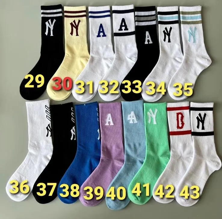 2024 Designer neuester Herren Womens Socken Luxus Sport Winterbrief gedruckt Socken Stickerei Cotton Man Frau Sports Socken A003