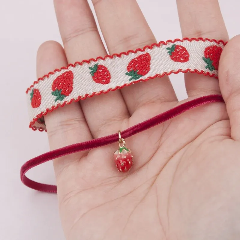 Collane Doreen Box Doreen Cute Red Strawberry Collaro a pendente Collana per donne Girls Party Club Velvet Smettilizzazione Cuocere Collana Collana Gioielli