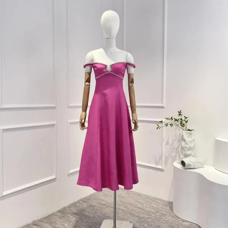 Casual Dresses 2024 Ankomst Toppkvalitet Lätt lyxig rosa texturerad diamante utanför axeln fram ihålig ut blad midi klänning kvinnor mode