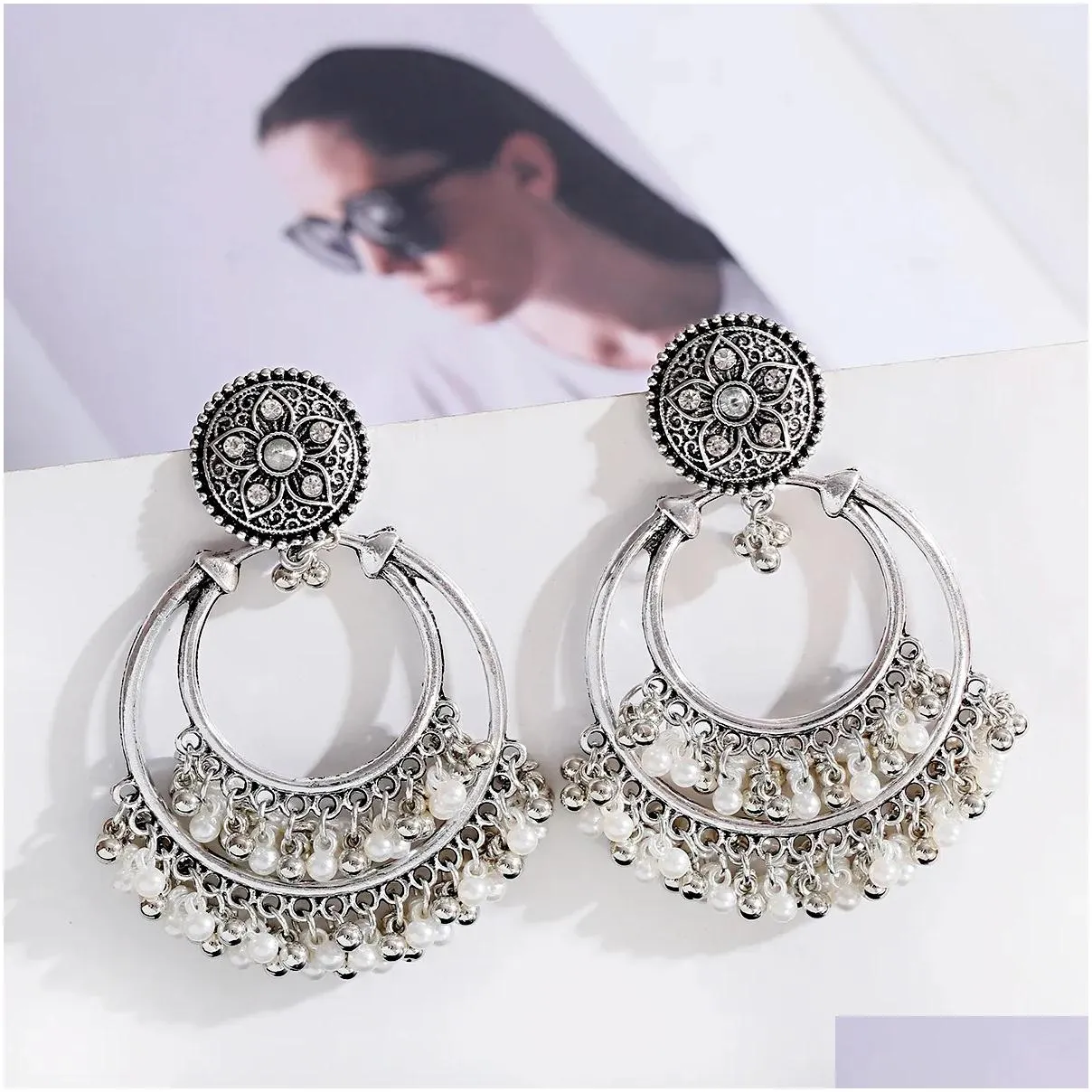 Chandelier en peluche de lustre rétro Round Boucles d'oreilles Jhumka pour les femmes 2024 Bijoux indiens Gold ethnique / couleurs sier Flower Pearl Pichet Wedd Dhvg5