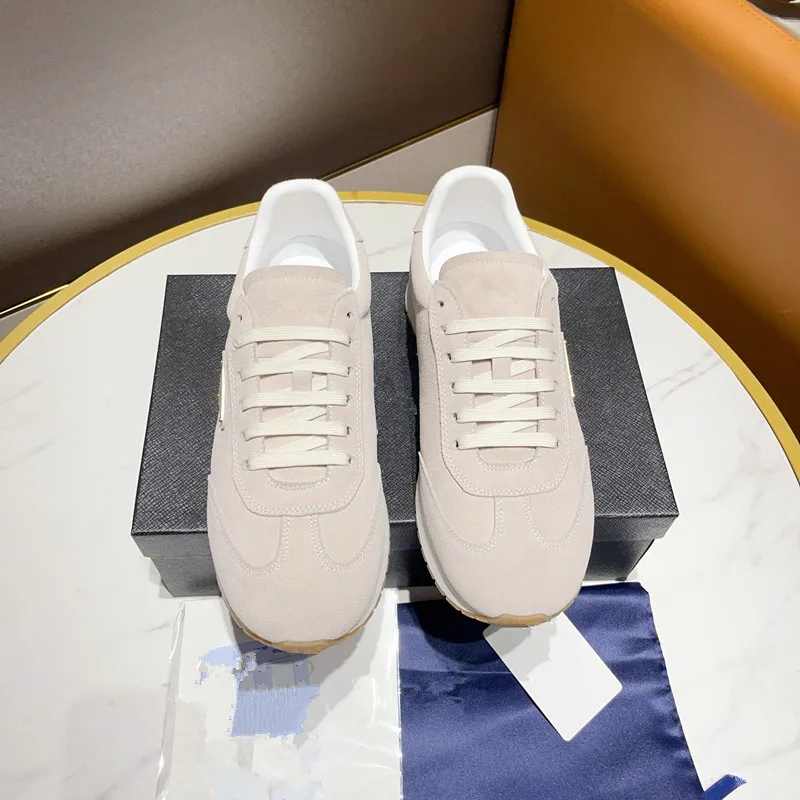 Nouveaux chaussures de sport de créateurs Love White pour les chaussures de marche hors des baskets de bureau hommes simples classiques de fermeture à lacets blancs 38-45 edj0102