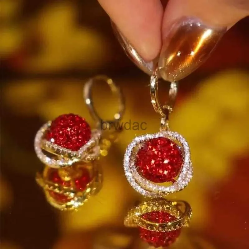 Bengelen kroonluchter luxueuze rode Red Rhinestone Ball unieke ontwerp oorbellen voor vrouwen mode gepersonaliseerde accessoires nieuwjaars cadeau partij sieraden d240323