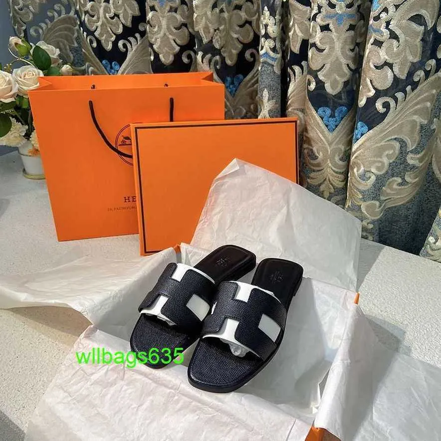 Sandálias Oran Slippers Flippers Leather High Versão plana de fundo para 2024 Genuine One Line Popular On the in the Logo 6oy5 VBV1