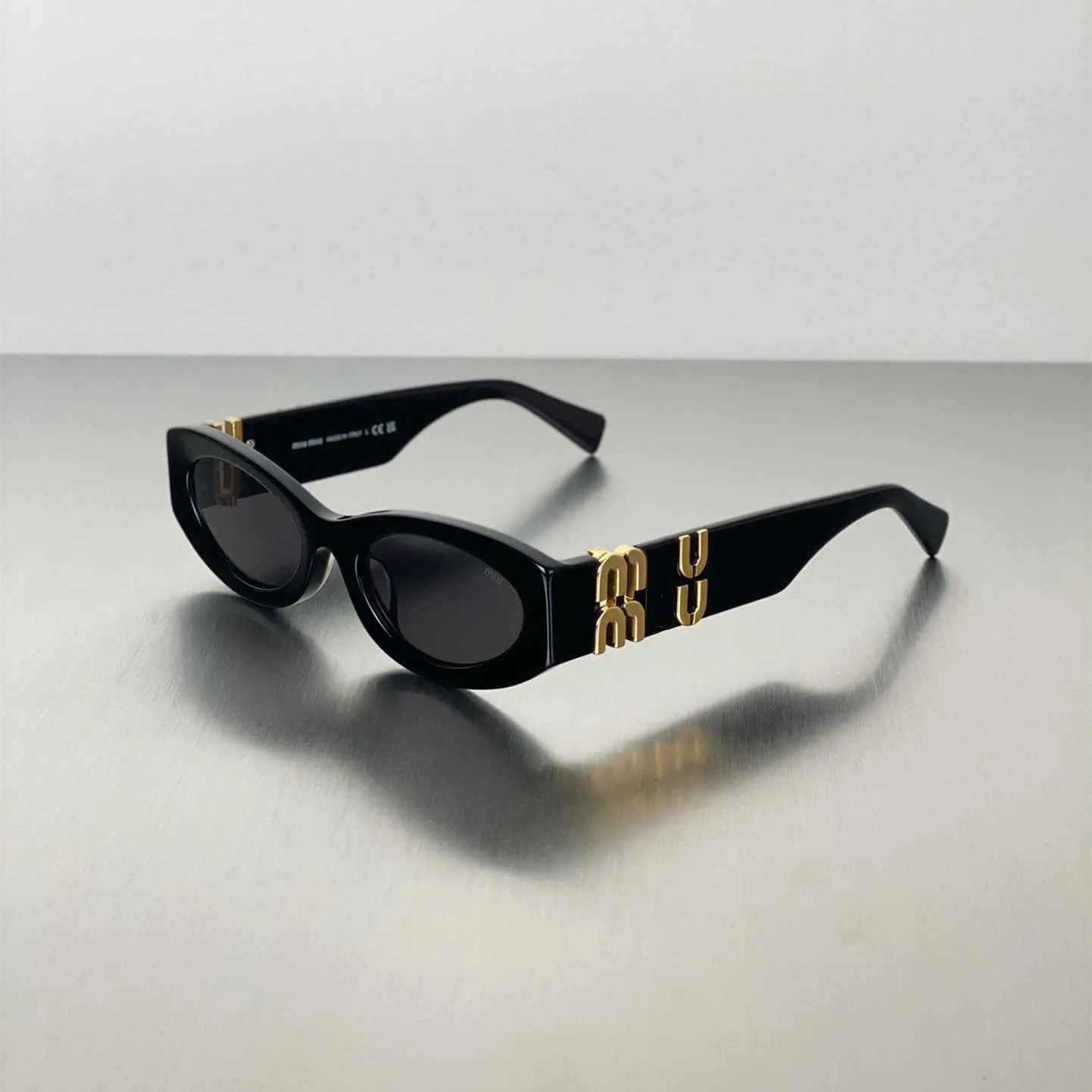 Designer Sonnenbrille Miao Familie Sonnenbrille Frau Hoch Edition Französische Katze Augen Oval Gold Buchstaben Spiegel Beine Sonnenbrille weiblich mu