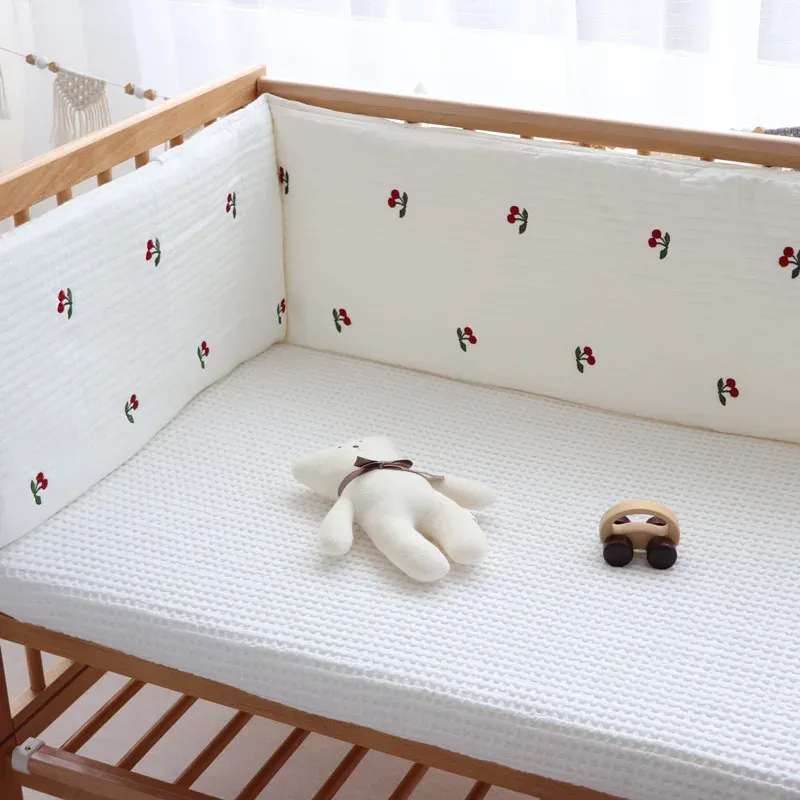 Conjunta coreano Pure Cotton acolchoado com leito de bebê cereja urso bordado bordado berço de berço de berço para bebês roupas de cama infantil protetor de cama