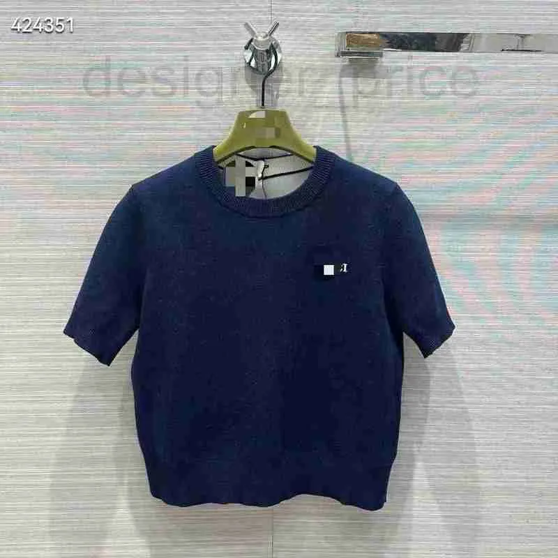 Kvinnors stickor Tees Designer Top 2024 Spring New Style Celebrity Style Back Button Design Royal Blue Sticked Top Guw6