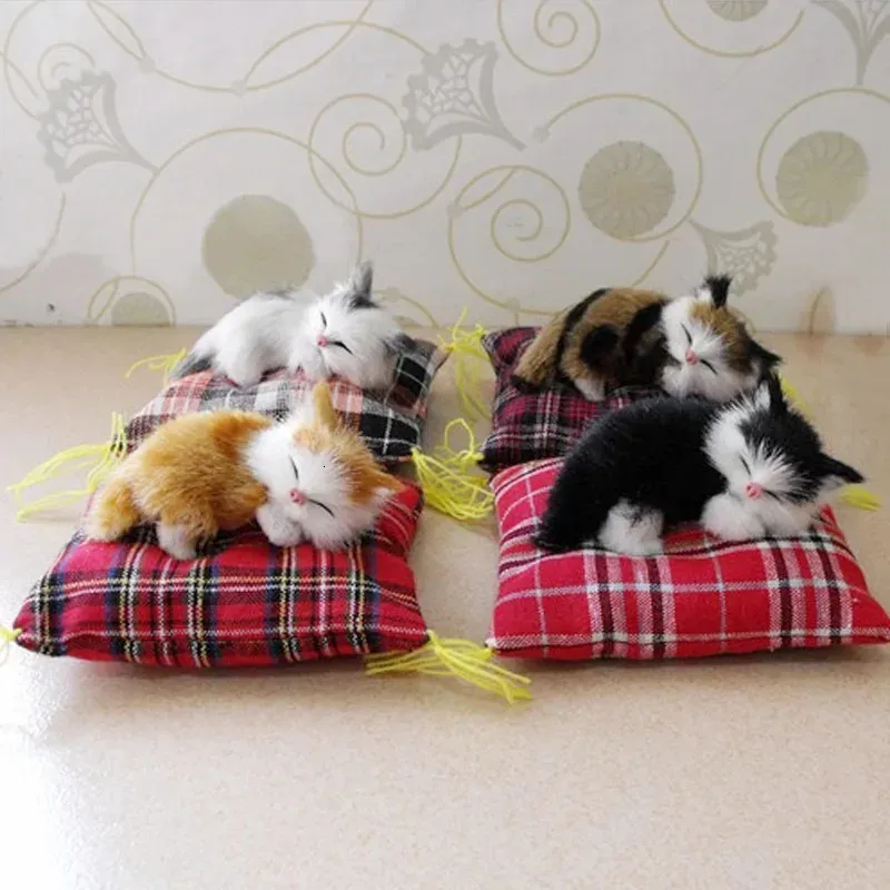 1PC Mini Sleeping Cats on Cushion Simulation Cat Doll Ornaments Tyg Plush For Childrens Toys Car Decor Birthday Presents 240418