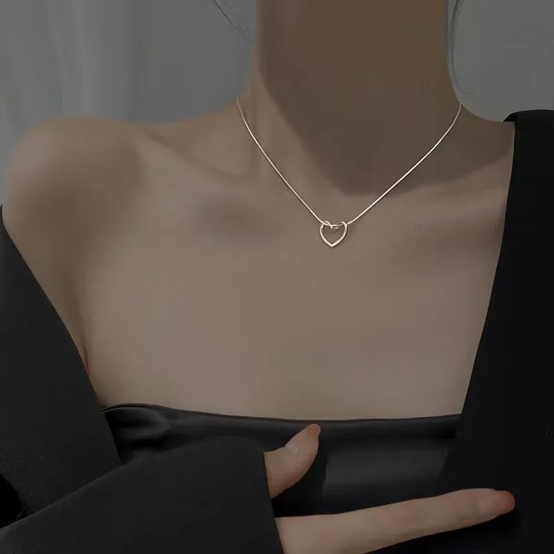 Colliers New Fashion Trend Design Unique Design Simple Exquise Hollow Love Pendant Clavicle Collier Femme Bijoux de bijoux Gift Wholesale