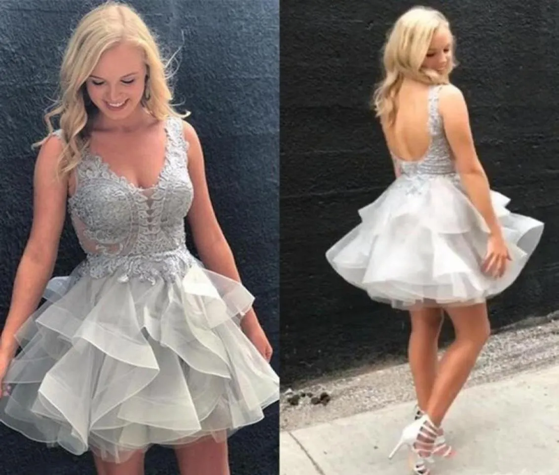 2019 Charmant Sliver Lace Homecoming Prom Robe Short bon marché V Col à dos ouvert à secoue Ruffles A Line Organza Graduation Cocktail Par4253380