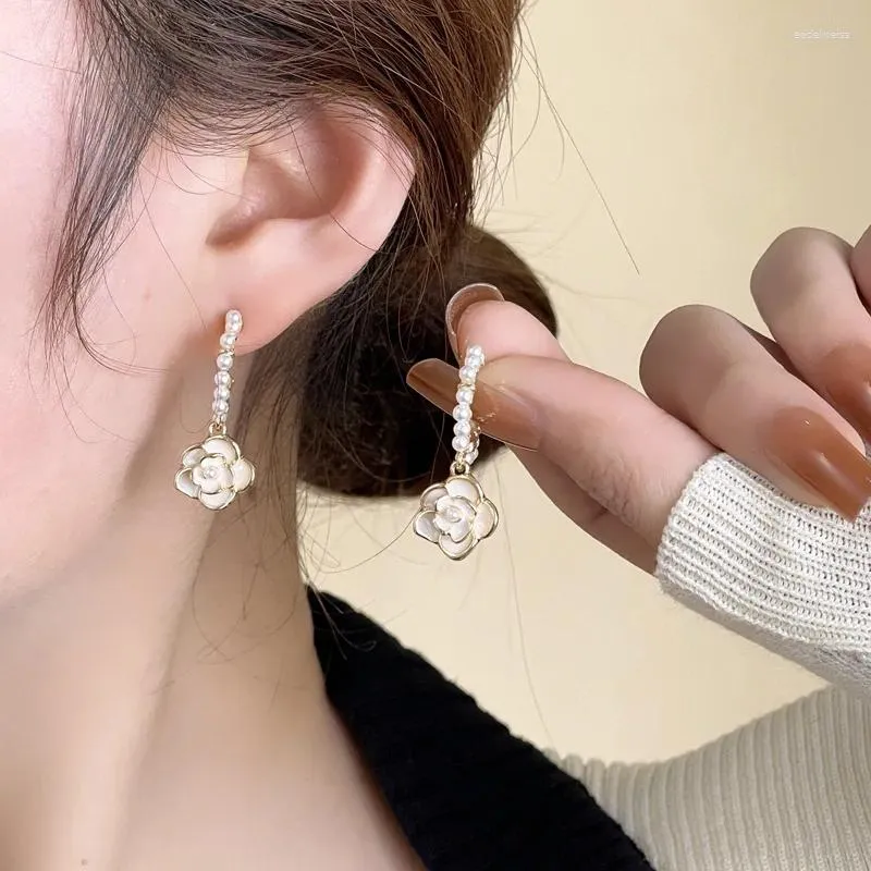 Boucles d'oreilles étalon une fleur de style français élégant et romantique avec des gouttes d'oreille perle en forme de C