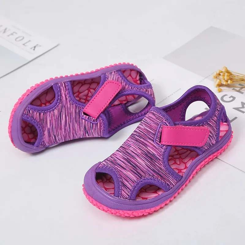 Girls sandals primaverile ed estate per bambini chiusi scarpe da spiaggia sportive di punta per le scarpe a pedaggio per bambini scarpe per bambini 240418