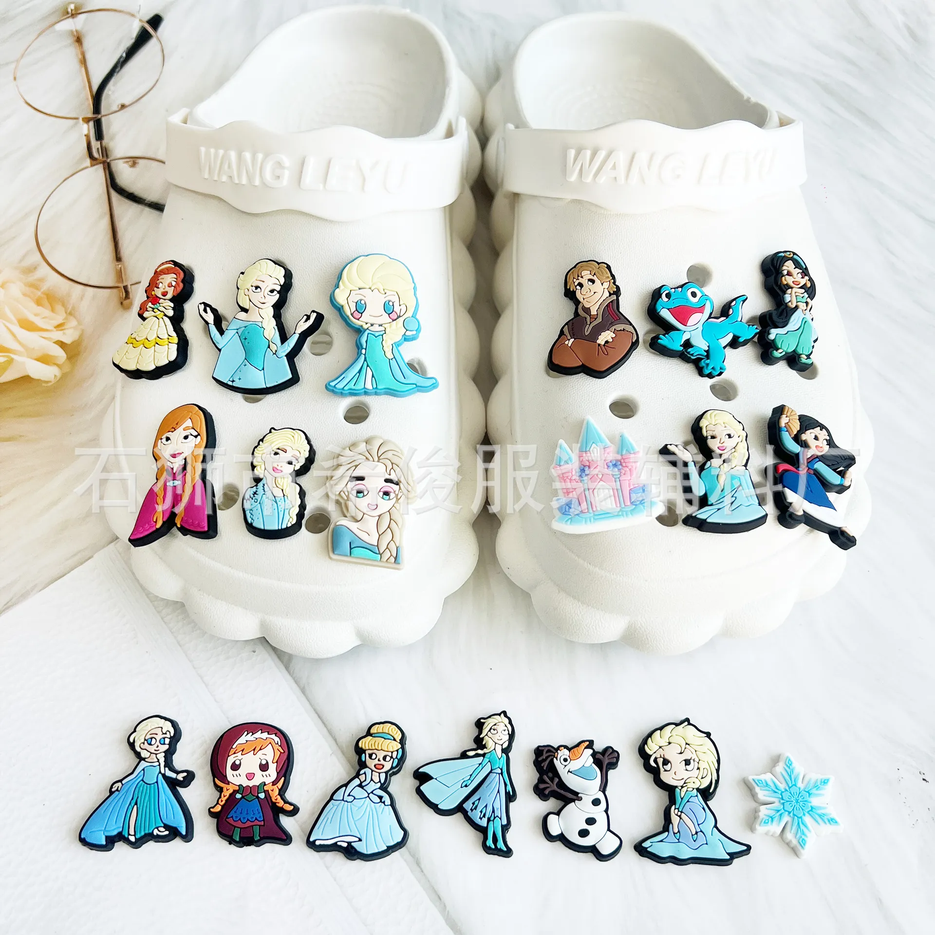 13Colors Princess Anime Charms Wholesale Childhood Memories Game Rolig present Cartoon Charms Shoe Accessories PVC Decoration Buckle Soft Rubber Clog Charms