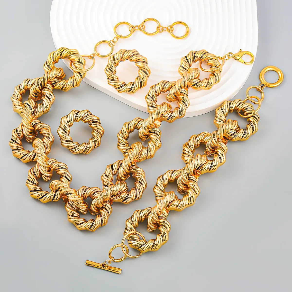 Ожерелья Новое прибытие заявление Кокер женщина роскошные золотые цвета металлические обручи аксессуары для женщин.