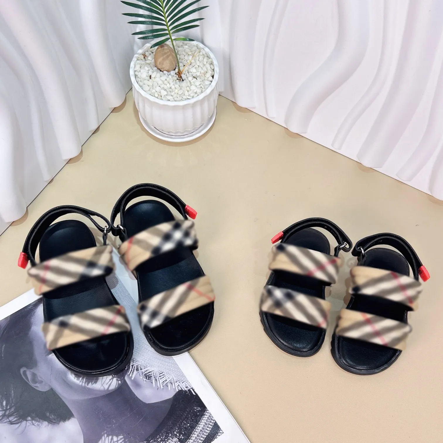 Kinder Sandalen hochwertige Mädchen -Pantoffeln mehrfarbige Streifen Kinder Freizeitschuhe Kinder Designer Schuhe