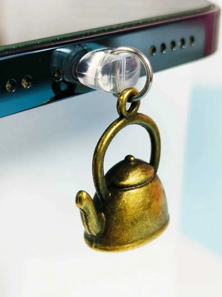 Сотовой телефон Анти-жаль гаджетов классический чайник телефона Dust Pul Plug Exquisite Decorative Pendate, подходящий для Samsung/iPhone/Type C/Android/Port Port Pult Y240423