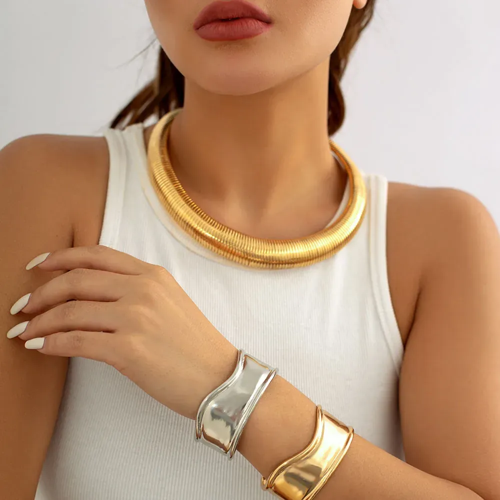 Halsband överdrivna klavikelkedjhalsband för kvinnor Nya 2023 Trending Metal Gold Color Snake Bone Chain Choker Halsbandsmycken