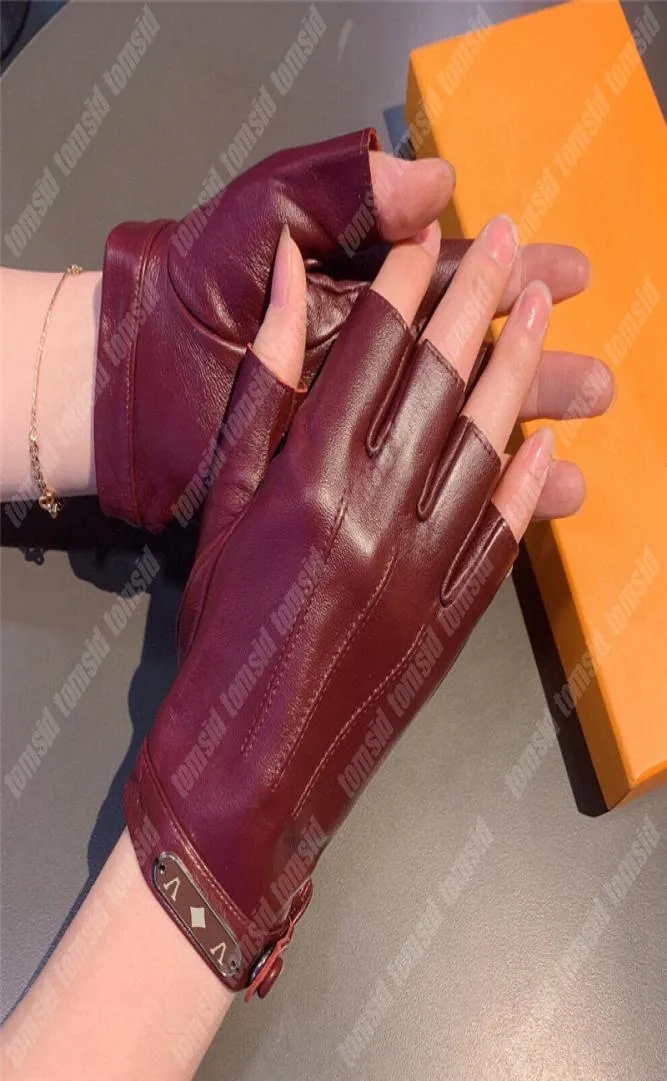 Designer quente meia luvas de dedos para mulheres Moda Luva de couro genuína Marca de outono de inverno Luvas de luxo Handschuhe GANTS2128574