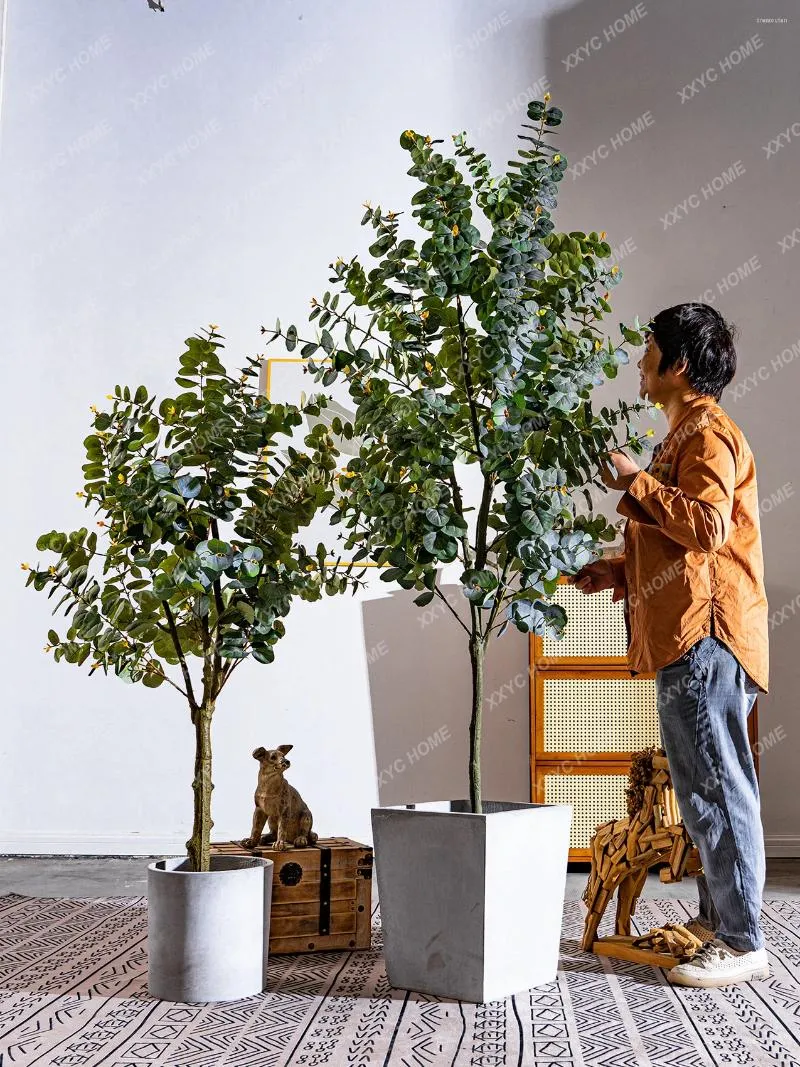 Flores decorativas Simulação cinza branco eucalipto verde planta árvores falsas Pote de estar interna e ornamento de janela da loja