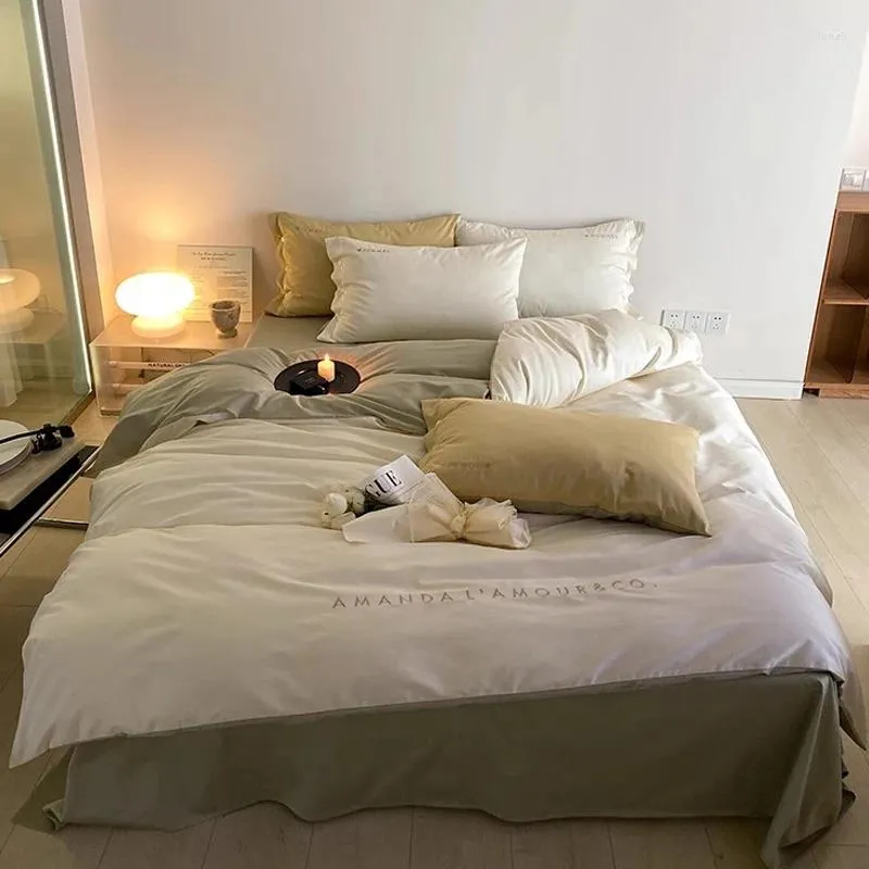 Sängkläder sätter 2024 avancerad ljus lyxig stil långhaltig bomull med fyrdelar set ren sate broderi quilt vit grå