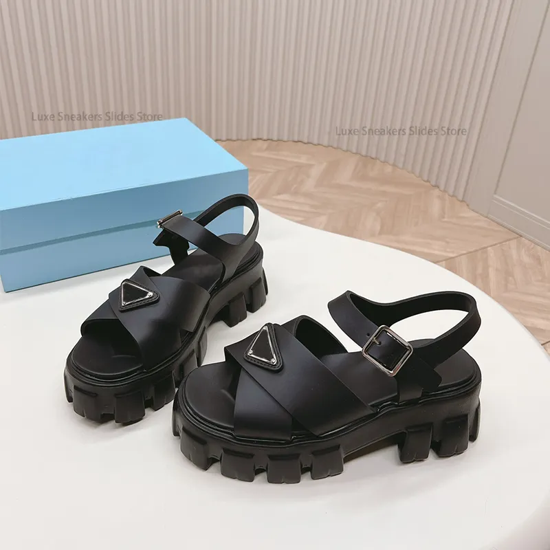 Topkwaliteit Nieuw zomerplatform Sandalen glijden rond teen rubber zool platte casual schoenen driehoek verfraaide schoen dames luxe designer fabrieksschoenen met doos