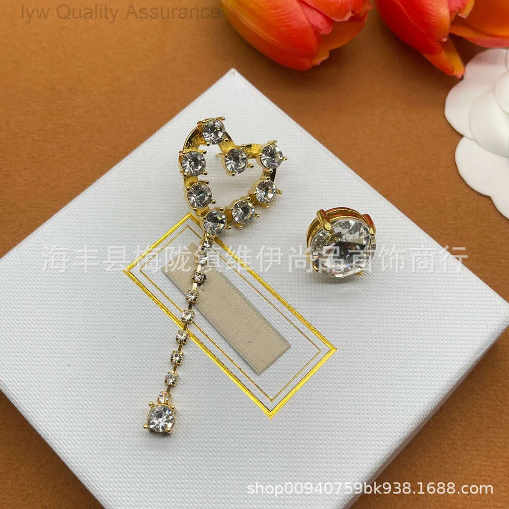 Luxury Mui Mui Parring Diseñador Pendiendo para mujeres Pendientes de corazón High End y elegantes pendientes y accesorios de borla con incrustación de diamantes