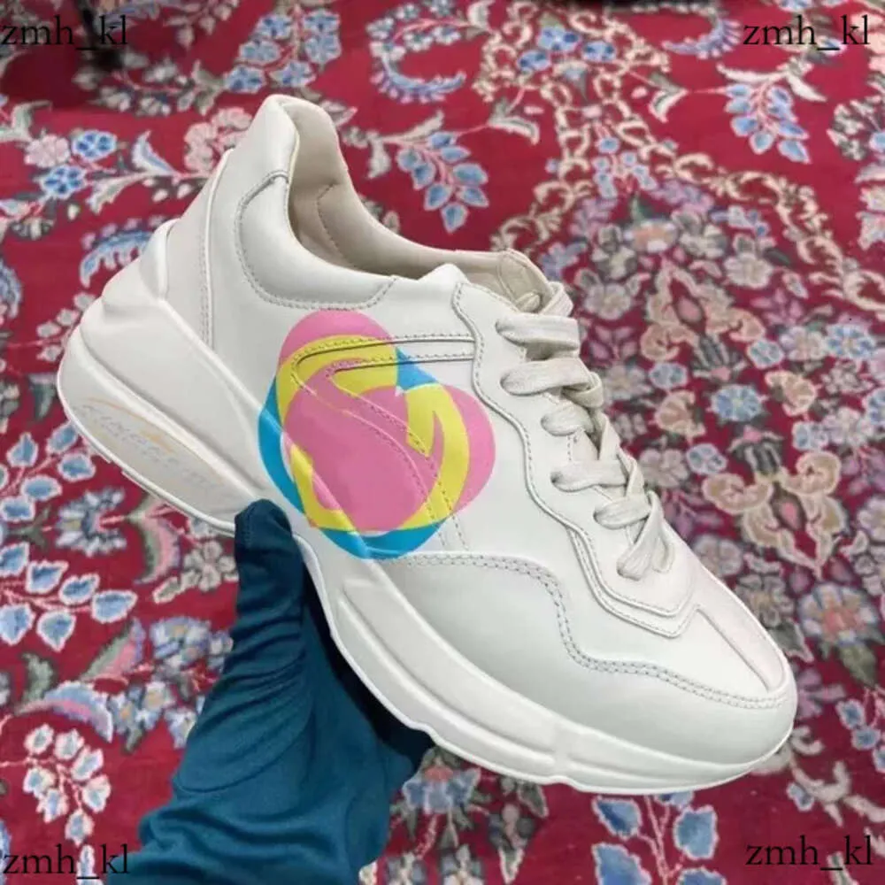 Designer rhyton skor multicolor sneakers män kvinnor tränare vintage chaussures plattform sneaker jordgubbe mus munsko 479