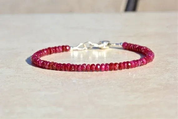 Bracelet Ruby naturel des brins, bracelet en pierre de naissance de juillet, bracelet de pierre précieuse en perlé, bijoux de rubis authentiques, bijoux délicats, artisanale