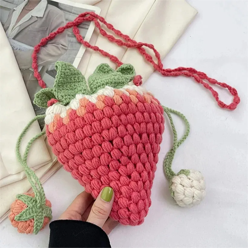 ROVA STRAWBERRY CRESSBIOL BACO MADO made de malha DIY Crochet de crochê de mochila pequena bolsa de estilingue fofa 240418