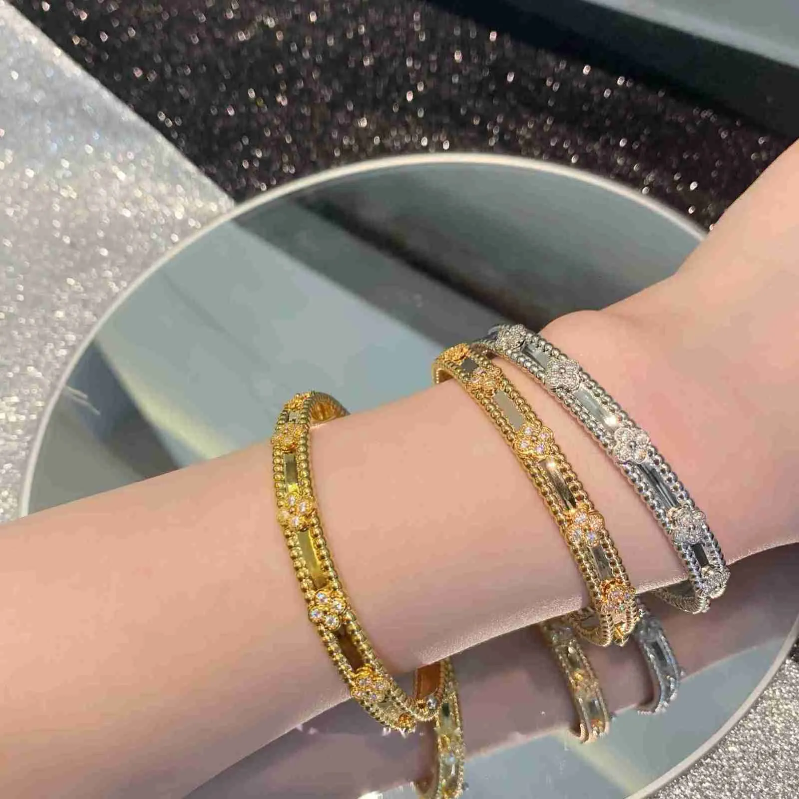 2024 Designer Clover Breder Bracelets for Women 18. Gold Gold Slisted Four Leaf Perlee Sweet Clover Flower Mankiet Walentynkowe Party Gift Biżuteria