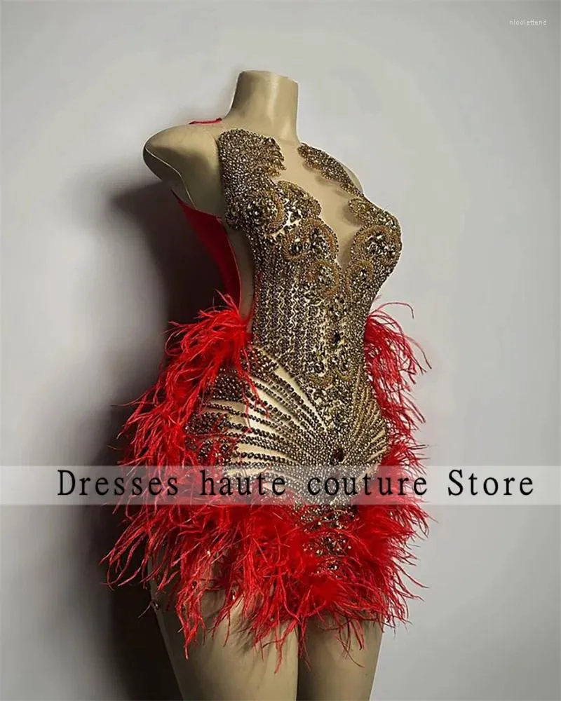 Festklänningar glittrande guld diamant kort prom 2024 för svarta flickor sexiga röda fjäder mini cocktail födelsedagsklänningar