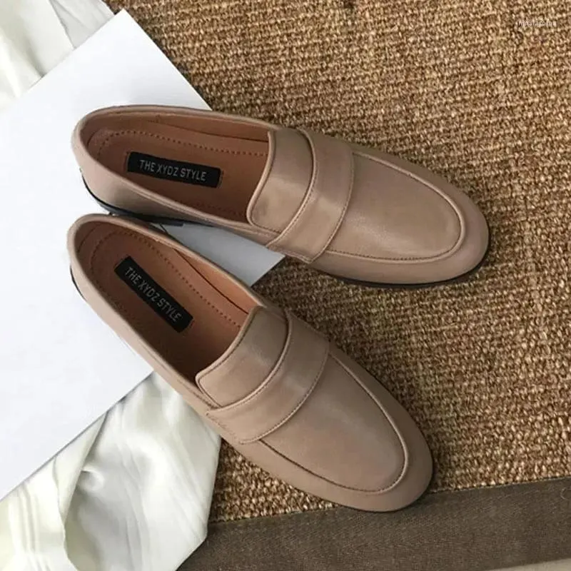 Buty zwykłe 2024 Spring Slip-on Mała skóra dla kobiet Brytyjski styl preppy wszystkie pasują do fu gu lofu płaskiego singla