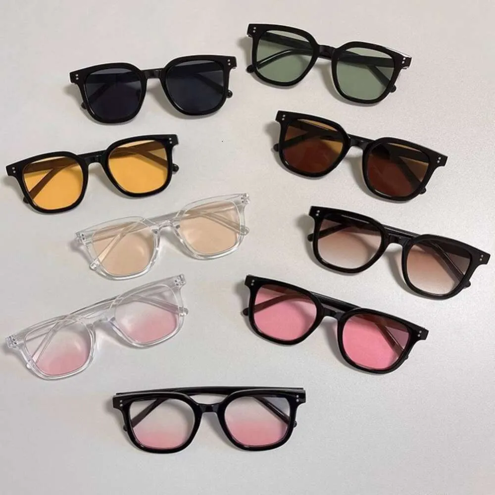 Petites lunettes de soleil personnalisées en forme carrée pour garçons avec des lentilles bleues