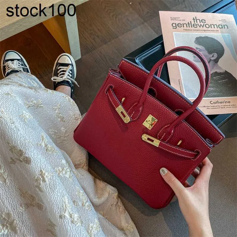 2024 Platinum Autumn/Winter Bag Top Layer Cowhide Women's Bag Wine Red Big Red Litchi Pattern Bag One Shoulder Handbag Handmade äkta läder