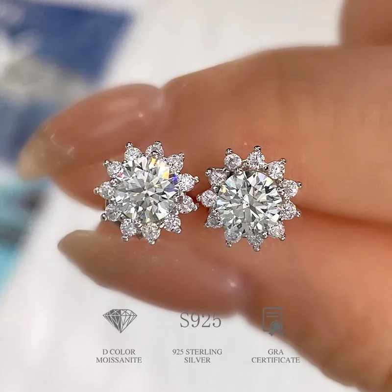 Küpe Elmas Dünyası Pırıltılı 0.5ct Moissanit Diamond Halo Sun Çiçek Çiçek Küpe Kadınlar İçin Küpe 925 STERLING Gümüş Partisi Güzel Takı