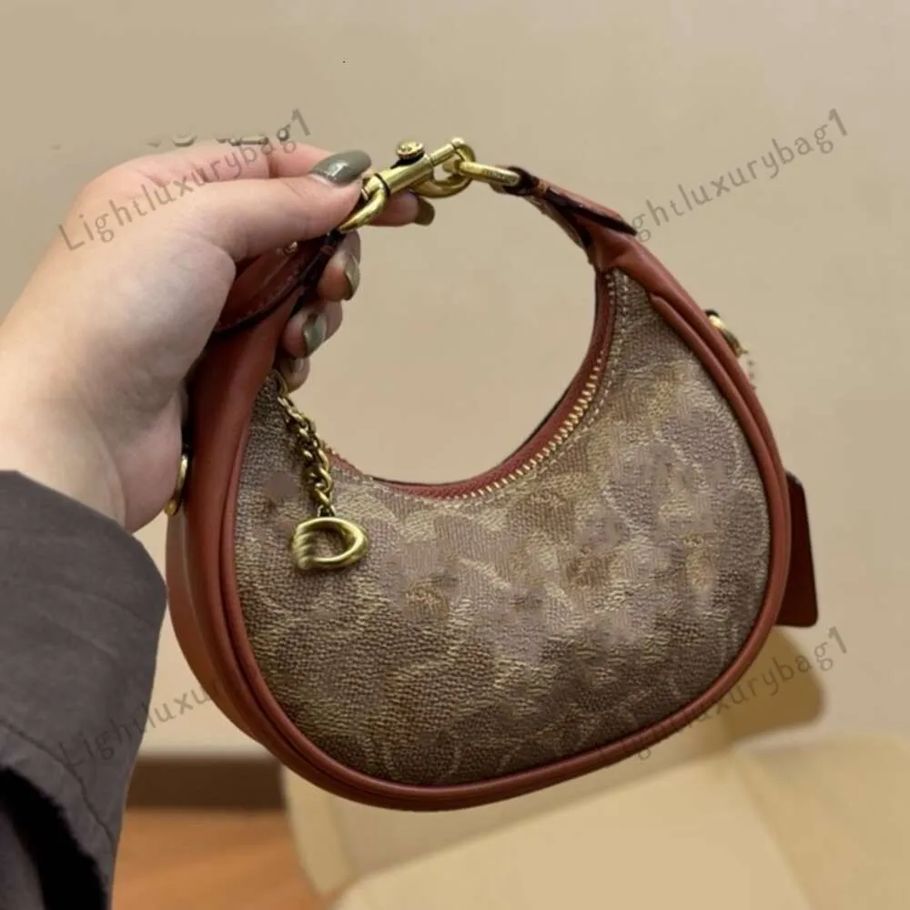 Meikou Wrist Bag With Pendant Designer Mini Shoulder Crossbody Bag Small Half-moon Handbag Women Classic Luxury Leather Lipstick Bag Mobile Phone Bag 240423