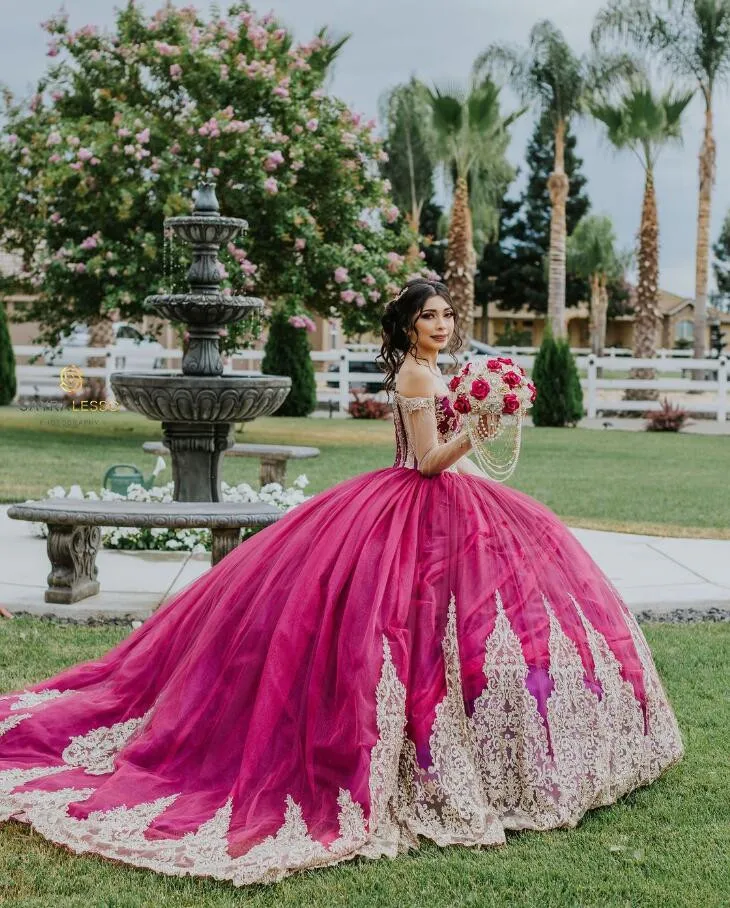 Fuchsia różowy błyszcząca księżniczka Quinceanera sukienki z ramion Gillter Applique Floral Vestidos de 15 anos sweet 16 z peleryną