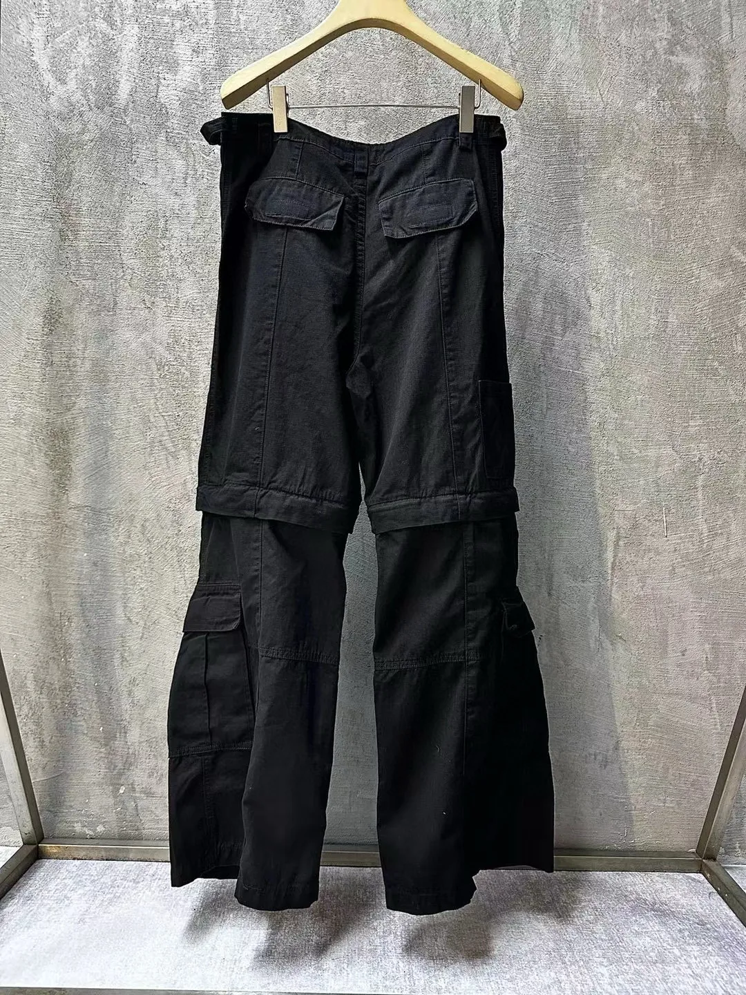 Designer Black Cargo Pants Long Byxa Mens Ny hela säsongen bär flera fickdekoration Hög gata stil ovesize classic byxor FZ2404237