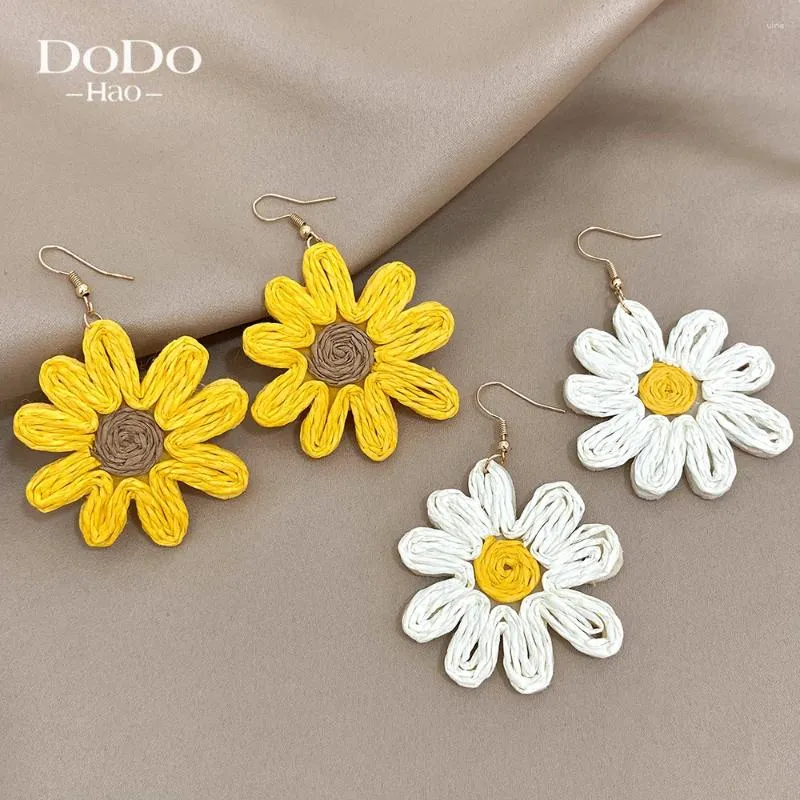 Pendientes de tachuelas Dodohao Rafia Ratán Ratán Blanco Daisy Flower Drop For Women tejido tejido floral bohemia
