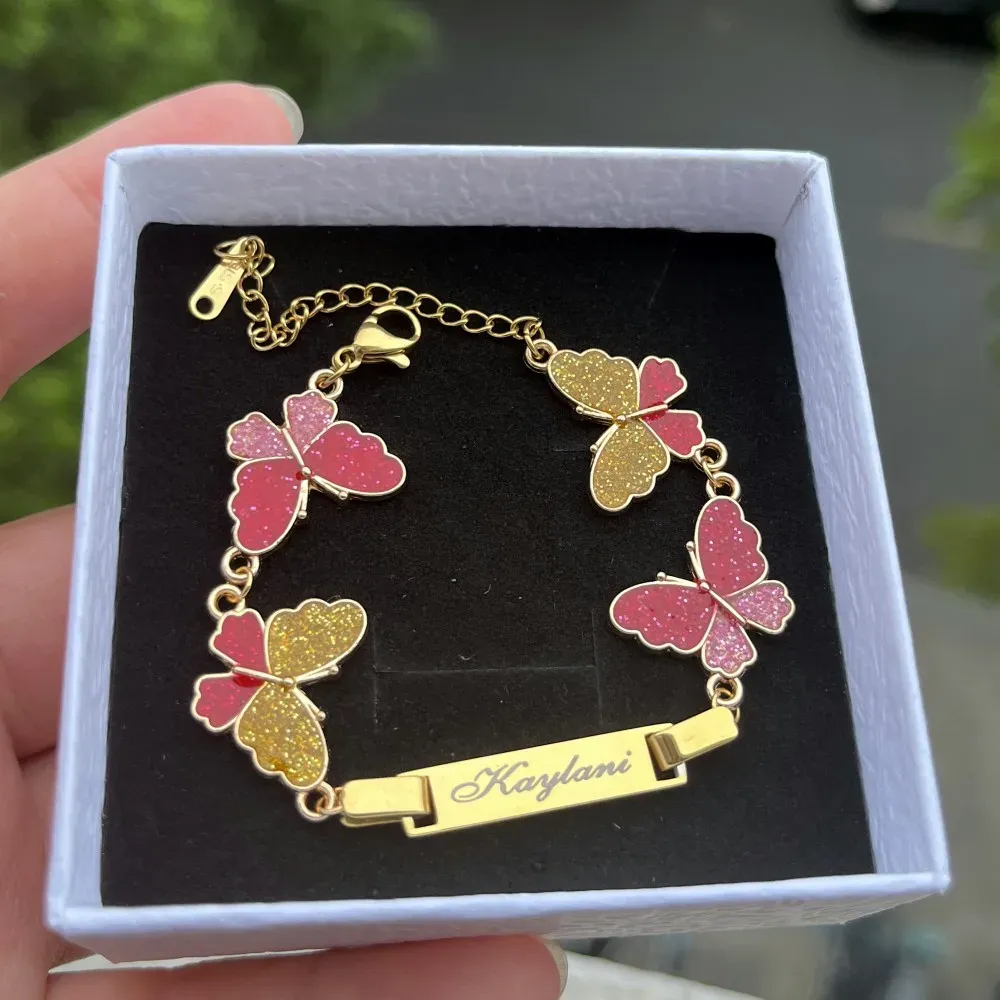 Bracelet du nom personnalisé des brins Duoying avec papillon personnalisé paillettes rose charmes lettre de plaque signalétique Bangles pour enfants bijoux cadeau