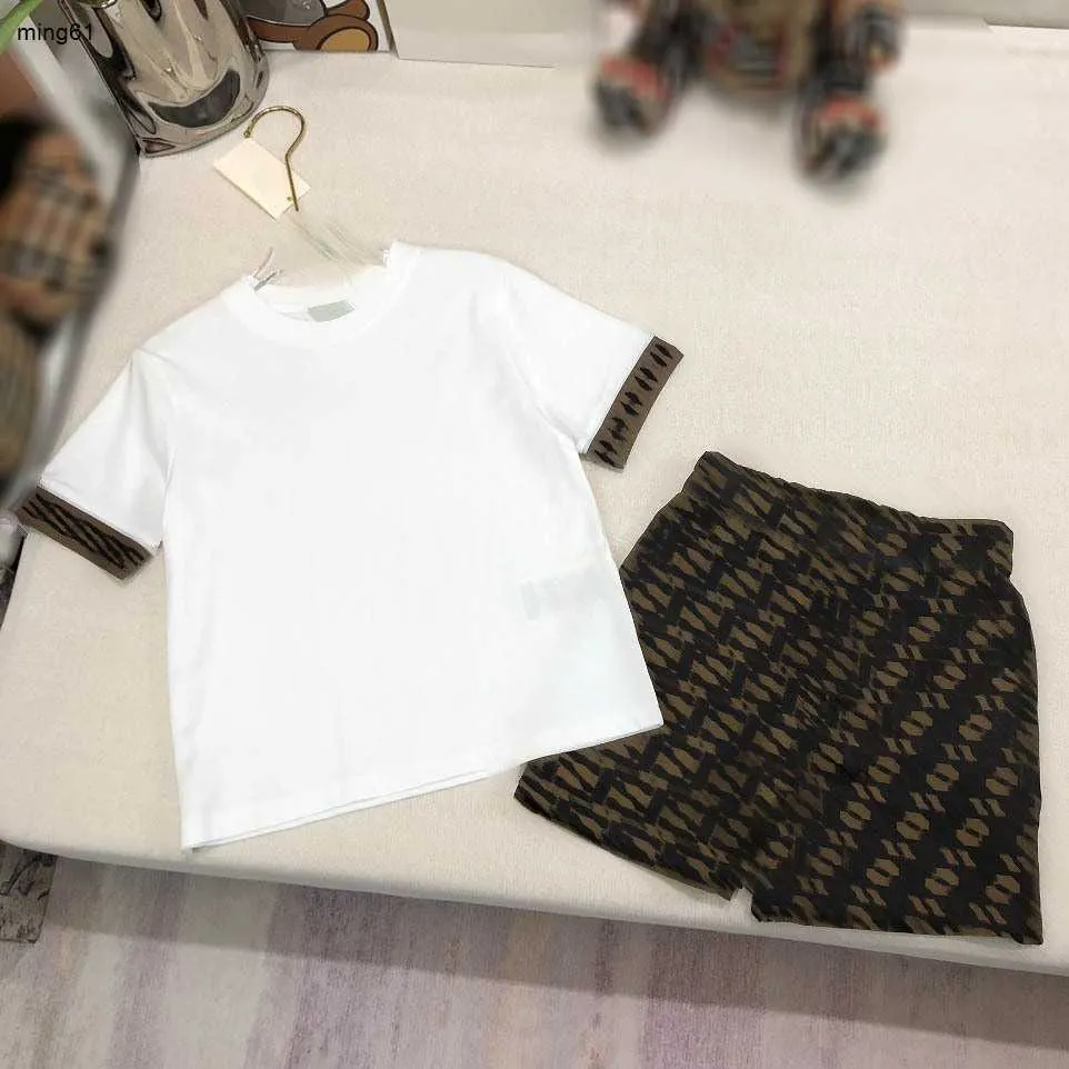 Marque Baby Tracksuits Summer Boys Suit à manches courtes Suit des enfants T-shirt 100-160 cm T-shirt et shorts imprimés alphabet 24a