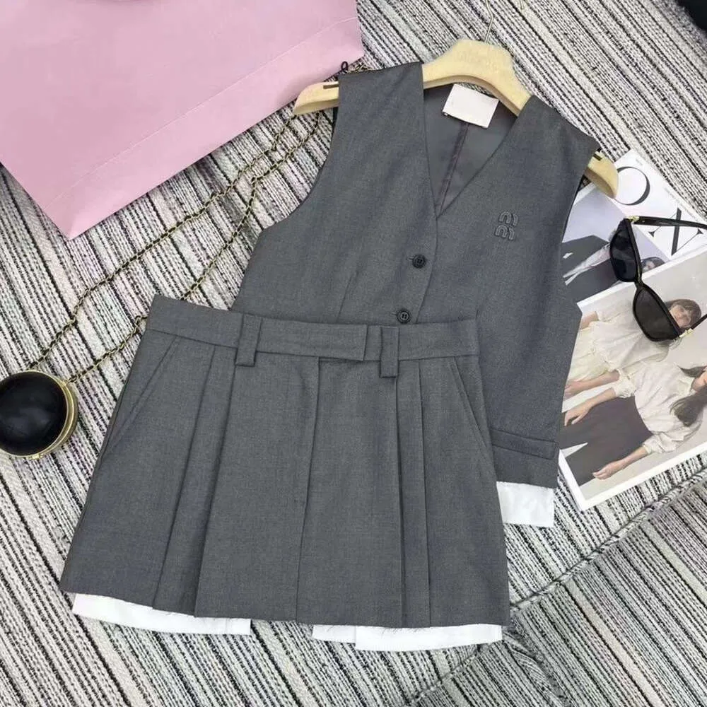 Pleated Skirt Slim Vest One Piece Gray