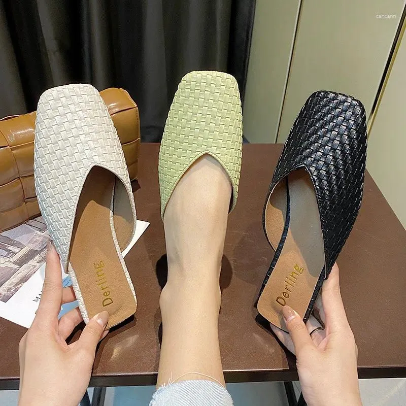 Pantofole scarpe poco profonde muli per donne 2024 mocassini femminile coprono la moda di punta bassa lusso piatto in gomma basicle