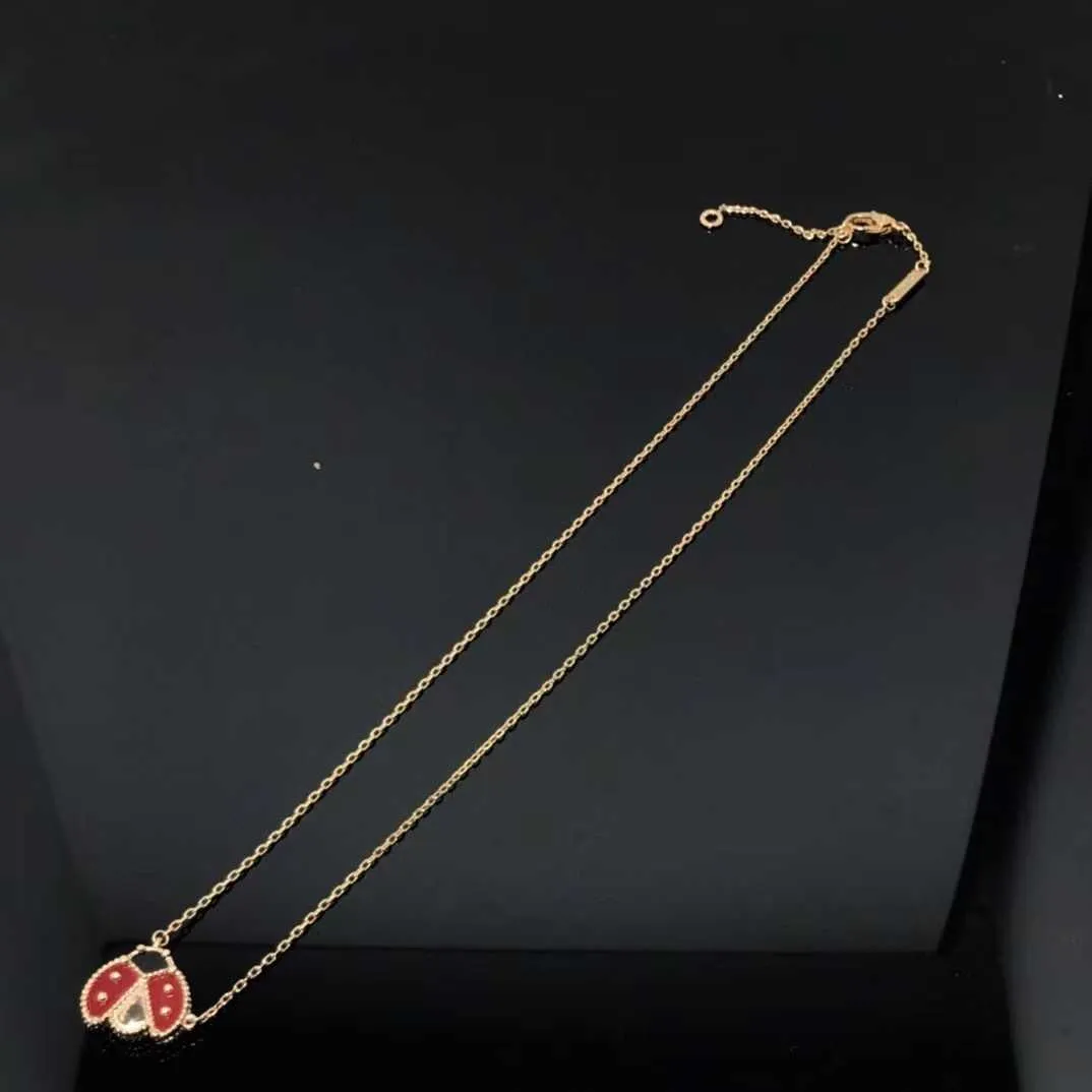 Versão alta Vancleff Colar Ladybug Eletroplatou 18k Rose Gold Gold Red Jade Medalha Federal Corrente de Grass Folar Feminina fêmea feminina