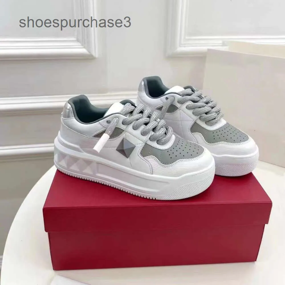 Wit sneaker paar dikke klinknagels heren walenttino ontwerpers schoenen sportschoen designer stijl casual schoenen dames dezelfde enige gekleurde kleine m 32GC