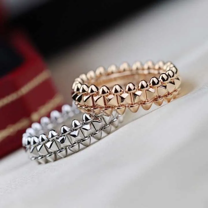 Design classique unisexe exquis et matériau à la mode légers de luxe léger couple polyvalent avec Cartiraa anneaux originaux