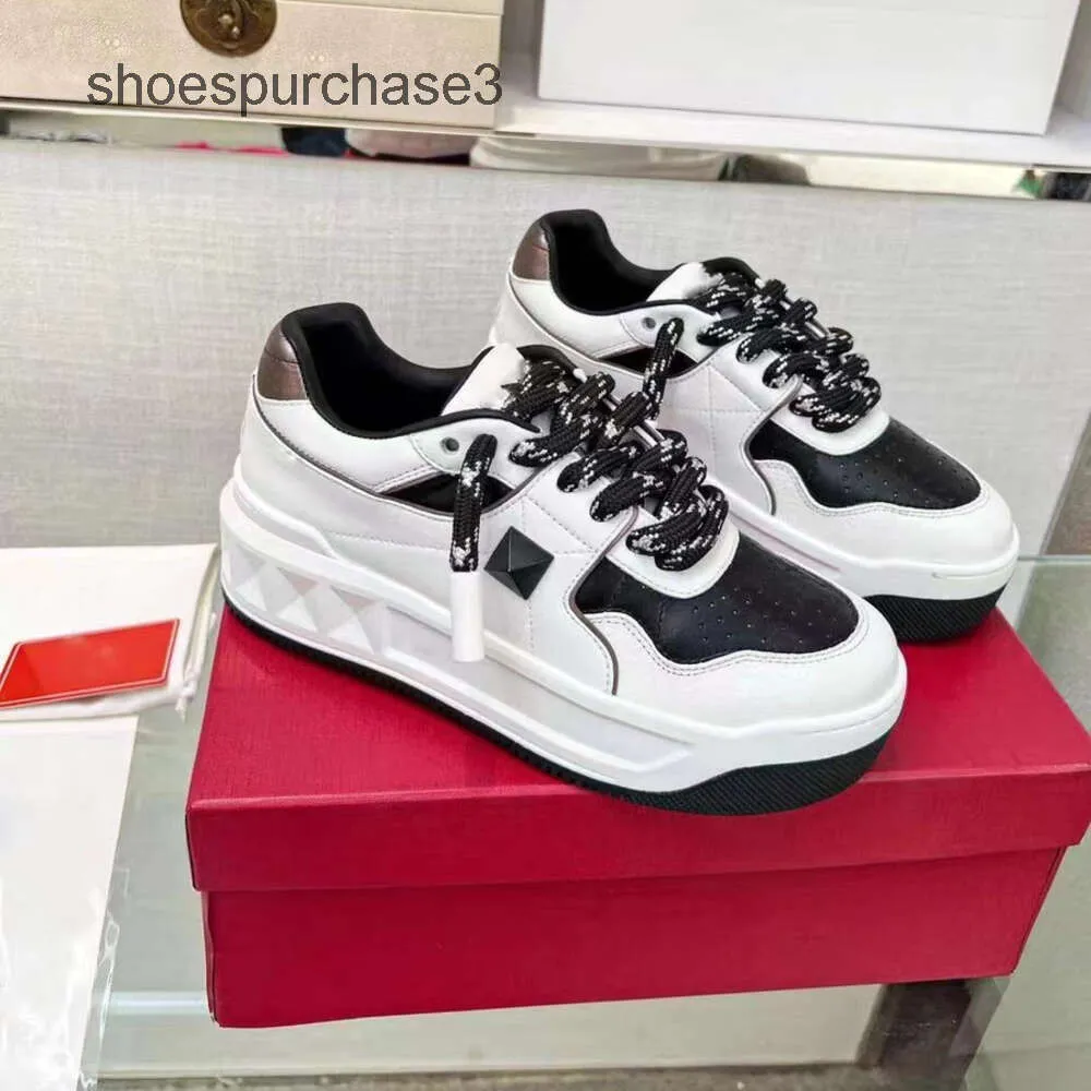 Sneaker designer scarpe coppia casual coppia spessa rivettatore maschile walentino in stile bianco scarpe sportive da donna con la stessa suola piccola m ehhl