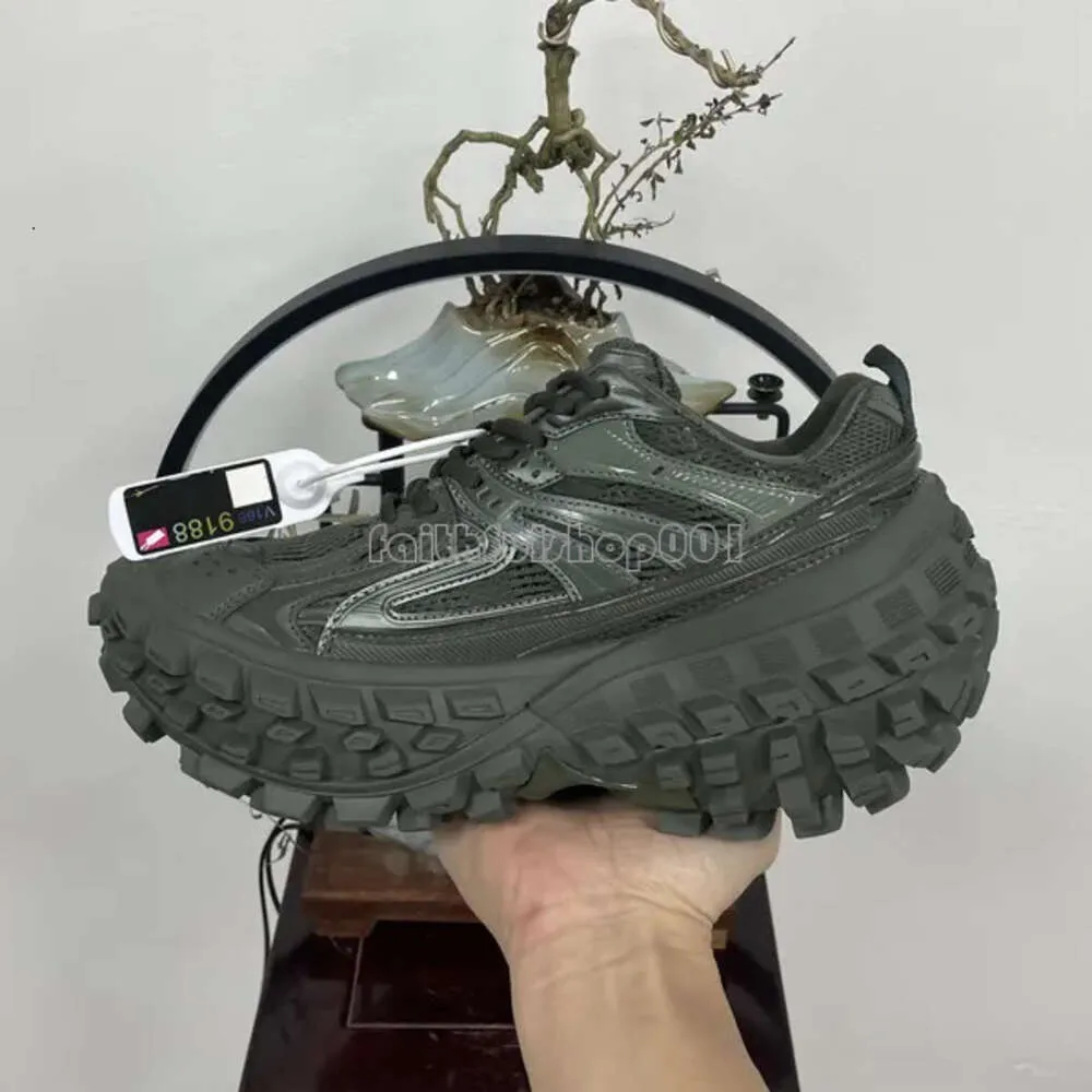 Modeverteidiger Outdoor -Schuhe dreifach schwarzer Beige Olive Sand erhöht dicker Sohle Designer Sneakers Mode Reifen -Tank -Bahnsteig Trainer für Männer Frauen 38