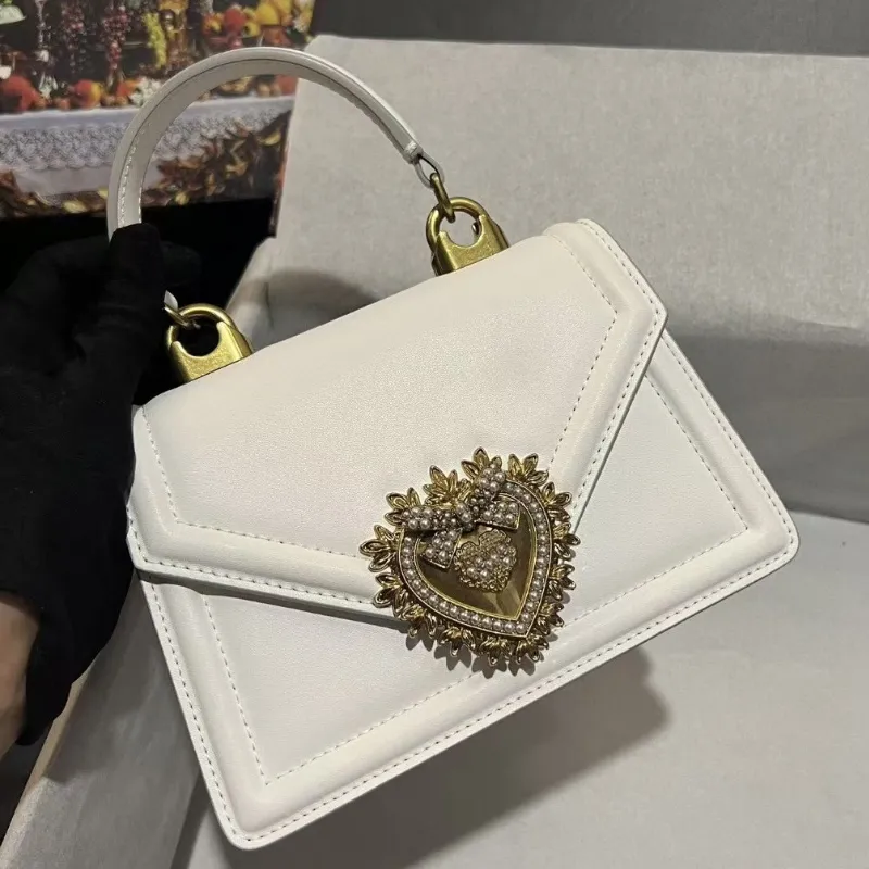 Frauen mit echten Ledertaschen für Frauen High-End-Designer-Crossbody-Kettenbeutel Pearl Bowtie Heart Button Tasche Europäer und amerikanischer Stil