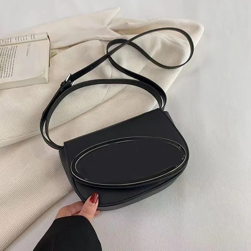 Designväska män axelväska crossbody väska emaljerad metallplack med lyxväska topphandtag med fast läderflikform handväska casual xb009 c4