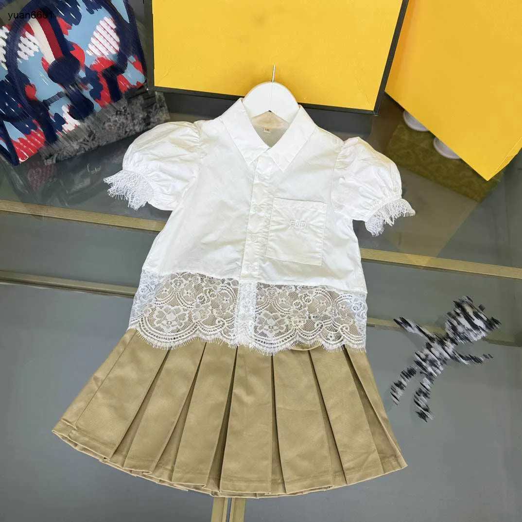 人気のプリンセスドレスガールズトラックスーツベビー服サイズ90-150 cmレースパッチワークデザインシャツとカーキプリーツスカート24april